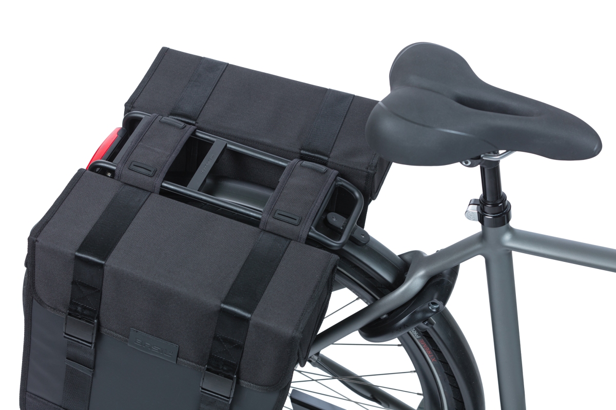 Taskesæt BASIL TOUR VANDTÆT XL 35 Liter Sort Bag 35x14x35cm. vandtæt. kan mont.  MIK-AVS-uniklip eller Racktime adapter.